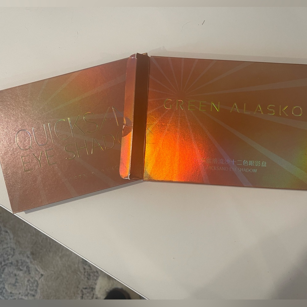 Green Alasko Quicksand Eyeshadow Palette